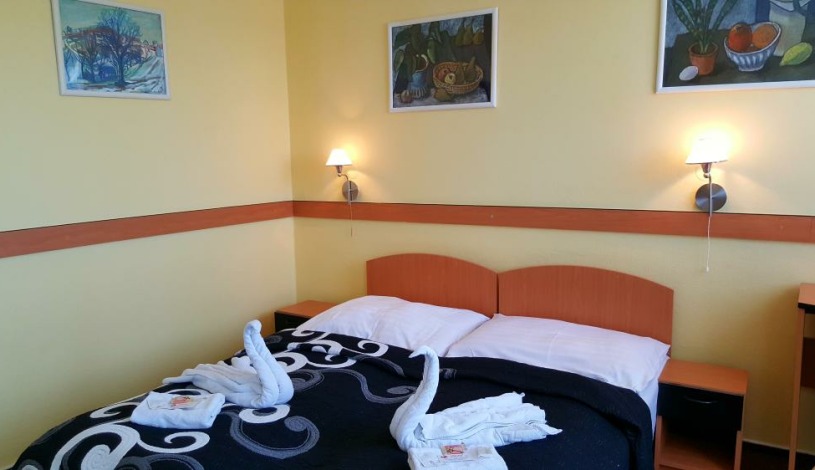 HOTEL MORAVA** Uherské Hradiště - Apartmán, dvoulůžkový pokoj s vanou, dvoulůžkový pokoj se sprchou